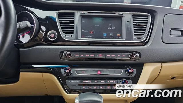 Kia Carnival 2017 thumb 12