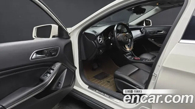 Mercedes-Benz GLA 2016 thumb 10