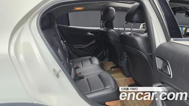 Mercedes-Benz GLA 2016 thumb 12