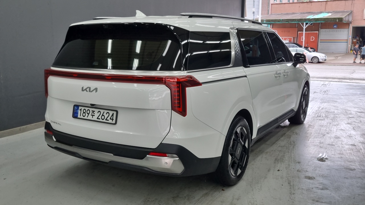 Kia Carnival 2024 thumb 2