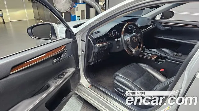 Lexus ES 2012 thumb 10