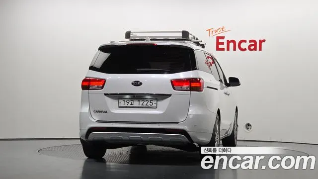 Kia Carnival 2016 thumb 4
