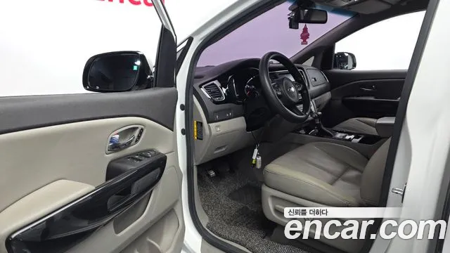 Kia Carnival 2016 thumb 10
