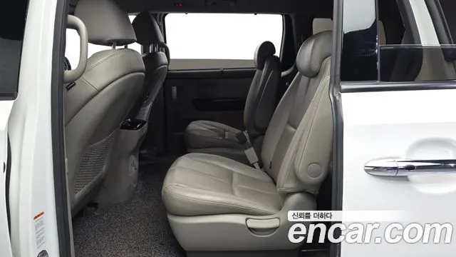 Kia Carnival 2016 thumb 11