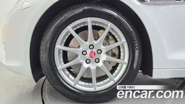 Jaguar XJ 2016 thumb 4
