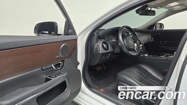 Jaguar XJ 2016 thumb 9