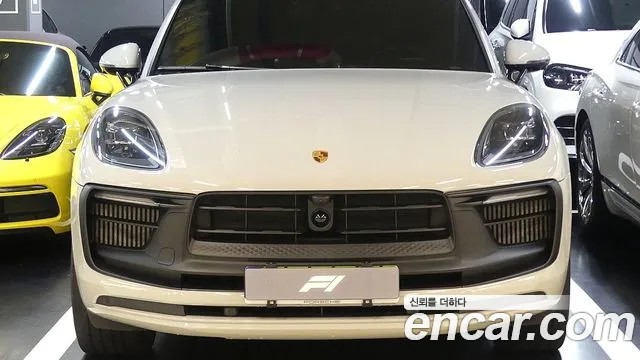 Porsche Macan 2022 thumb 3