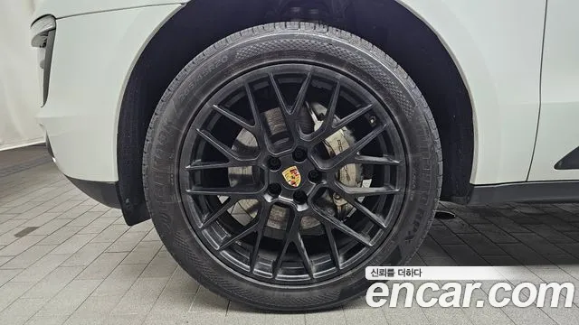 Porsche Macan 2016 thumb 5