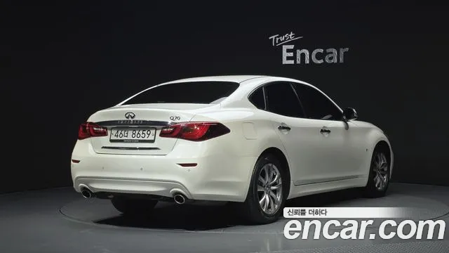Infiniti Q70 2017 thumb 2
