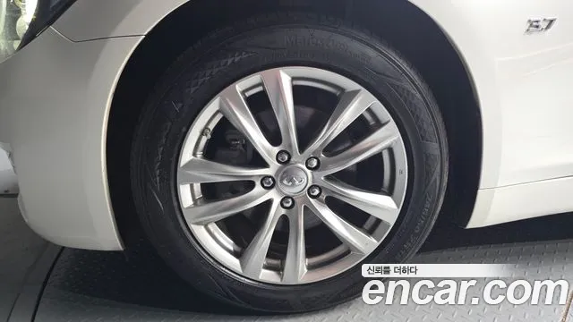 Infiniti Q70 2017 thumb 5