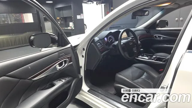 Infiniti Q70 2017 thumb 10