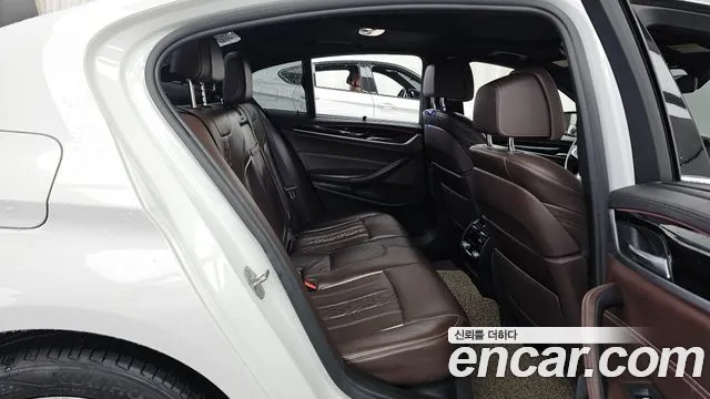 BMW 5 серии 2018 thumb 12