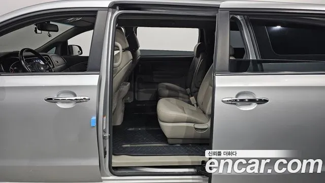 Kia Carnival 2014 thumb 11