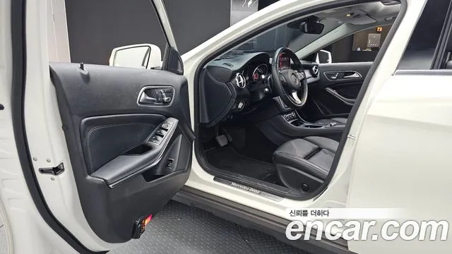 Mercedes-Benz GLA 2017 thumb 10