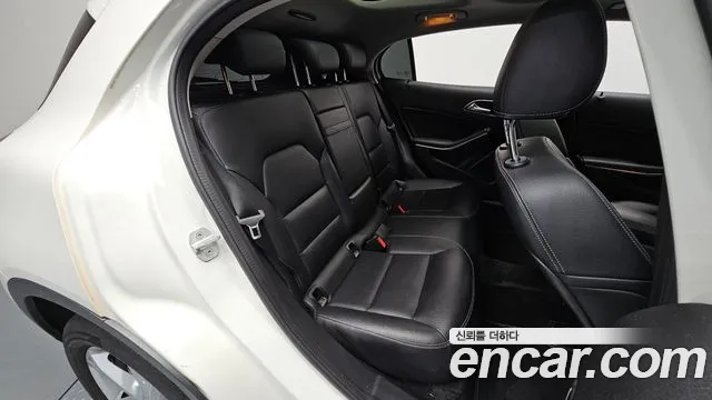 Mercedes-Benz GLA 2017 thumb 11