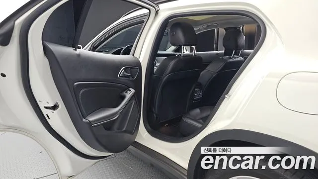 Mercedes-Benz GLA 2017 thumb 12