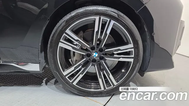 BMW i7 2023 thumb 5