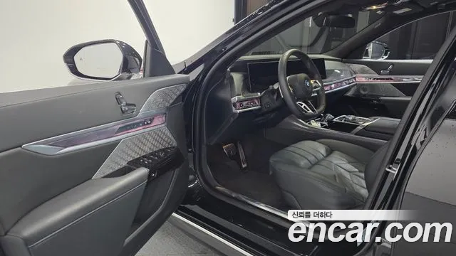 BMW i7 2023 thumb 10