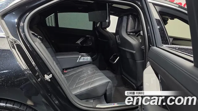 BMW i7 2023 thumb 12
