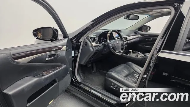 Lexus LS 2016 thumb 10