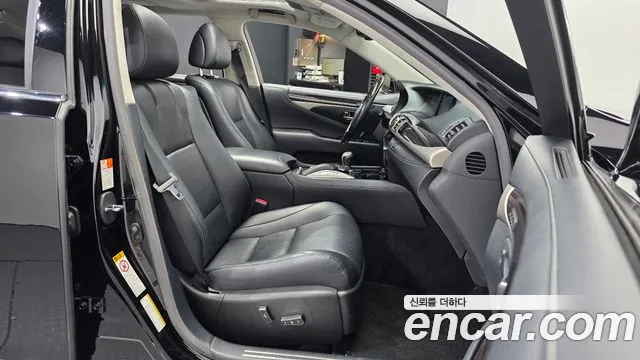 Lexus LS 2016 thumb 11