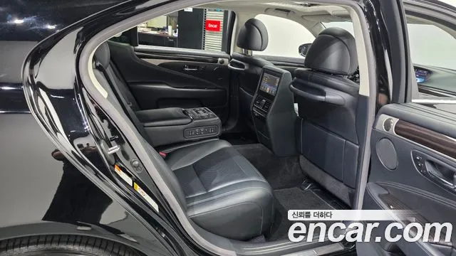 Lexus LS 2016 thumb 12