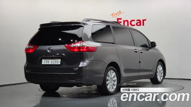 Toyota Sienna 2017 thumb 2