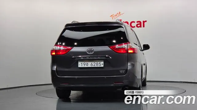 Toyota Sienna 2017 thumb 4