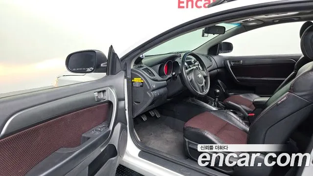 Kia Carens 2011 thumb 10
