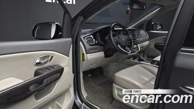 Kia Carnival 2017 thumb 10