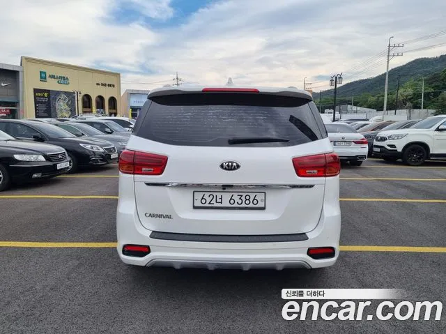 Kia Carnival 2018 thumb 3