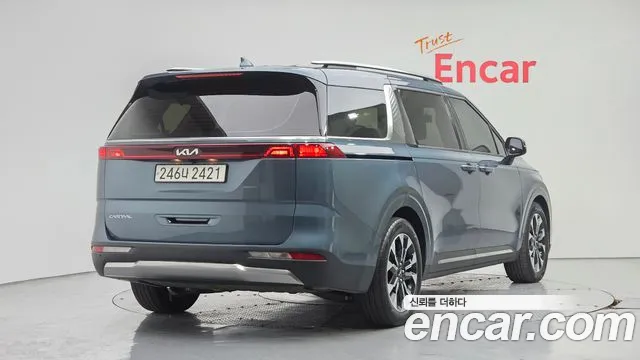 Kia Carnival 2023 thumb 2
