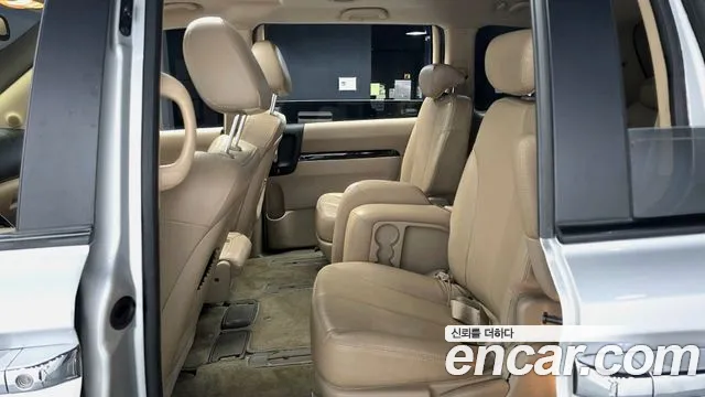 Kia Carnival 2011 thumb 10