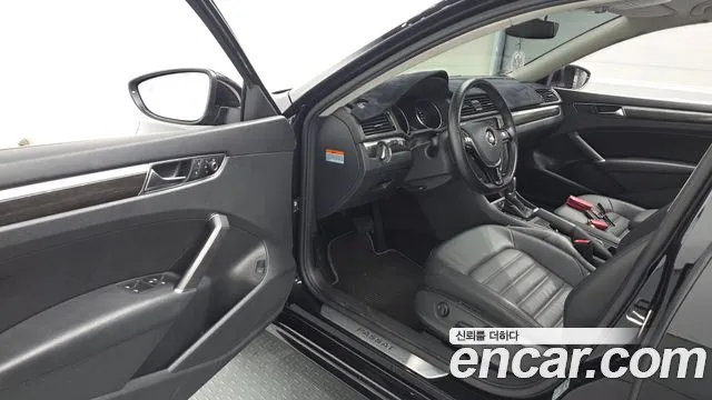 Volkswagen Passat (North America and China) 2018 thumb 10