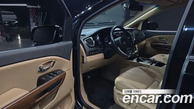 Kia Carnival 2017 thumb 10