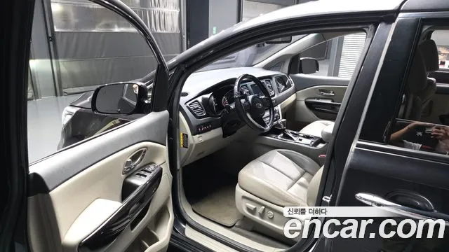 Kia Carnival 2018 thumb 10