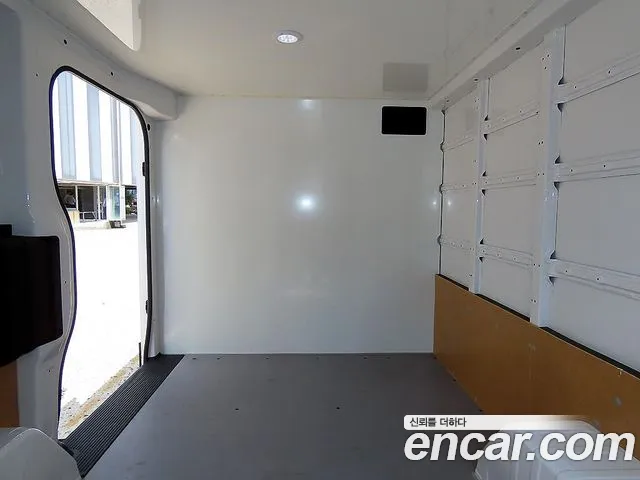 Hyundai Staria 2024 thumb 5
