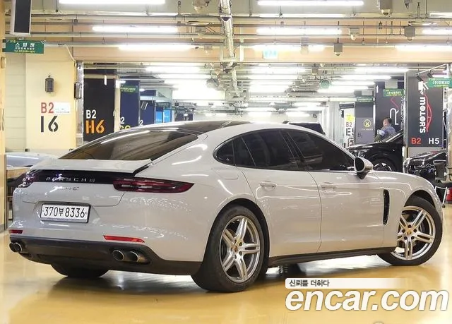 Porsche Panamera 2018 thumb 3