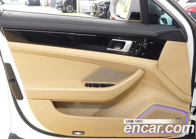 Porsche Panamera 2018 thumb 10