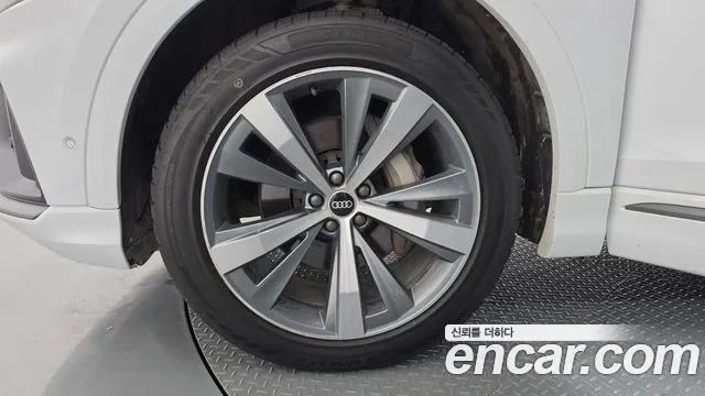 Audi Q8 2021 thumb 5