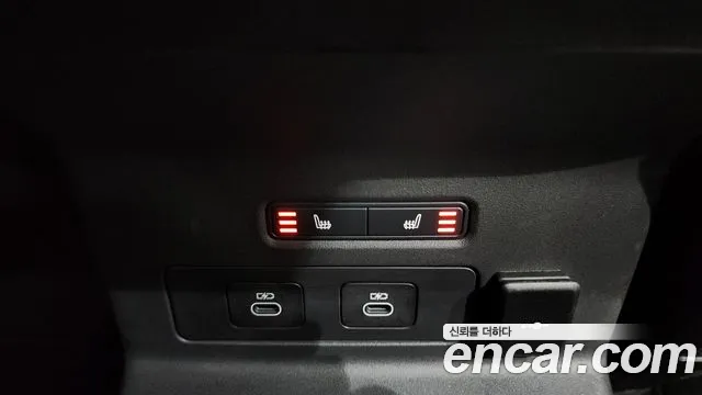 Land Rover Range Rover Velar 2024 thumb 12