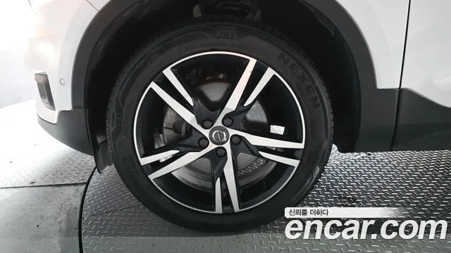 Volvo XC40 2018 thumb 4