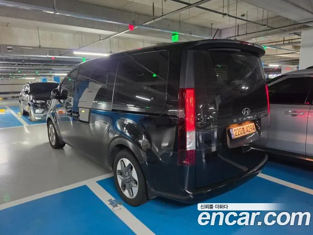 Hyundai Staria 2023 thumb 4