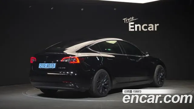 Tesla Model 3 2020 thumb 2