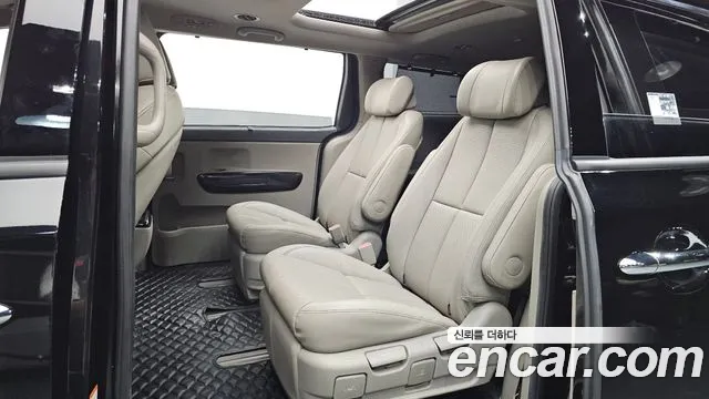 Kia Carnival 2015 thumb 12