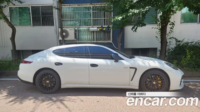 Porsche Panamera 2013 thumb 4