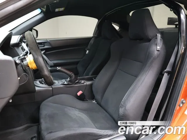Toyota GT86 2012 thumb 8