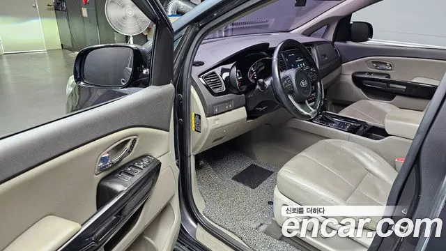 Kia Carnival 2016 thumb 10