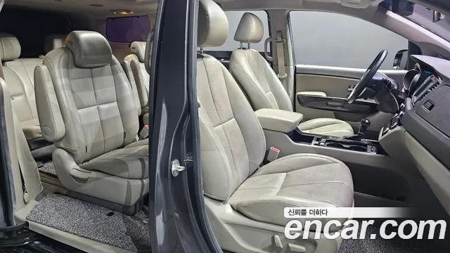 Kia Carnival 2016 thumb 11