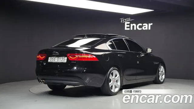 Jaguar XE 2016 thumb 2